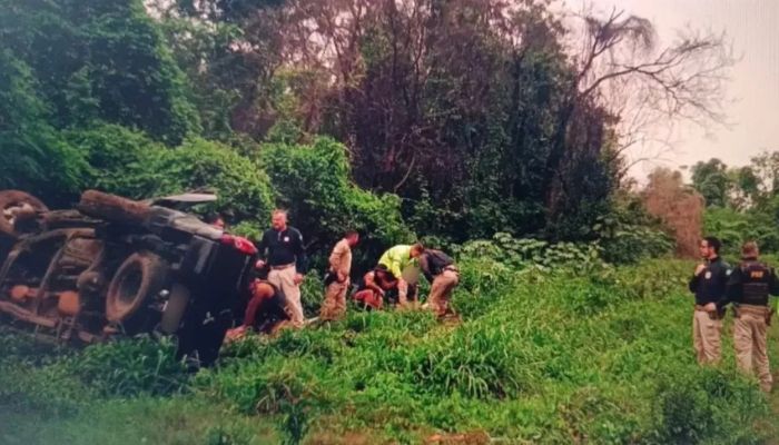 Dois policiais militares morrem e 3 ficam feridos em capotamento na BR 376 